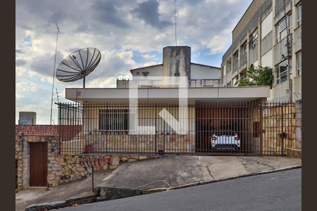 Casa à venda com 280m², 4 quartos e 3 vagasFachada