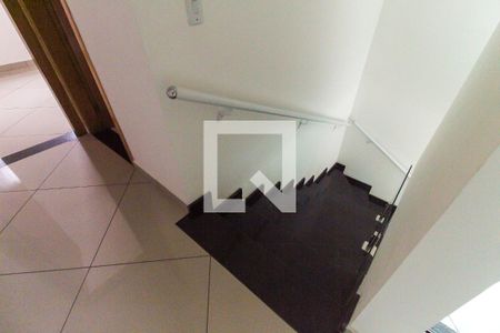 Escada de casa para alugar com 3 quartos, 163m² em Vila Carolina, São Paulo