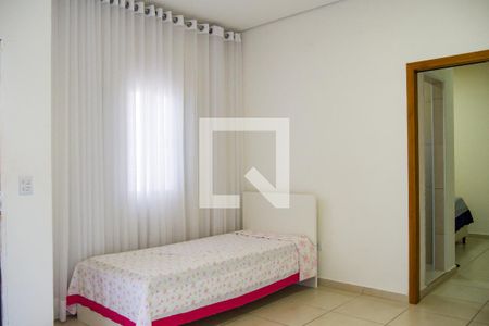 Casa à venda com 217m², 5 quartos e 5 vagasQuarto 4 - Casa 2