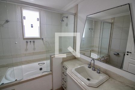 Casa de condomínio à venda com 1113m², 5 quartos e 4 vagas Casa de condomínio à venda com 1113m², 5 quartos e 4 vagasBanheiro da Suíte 3