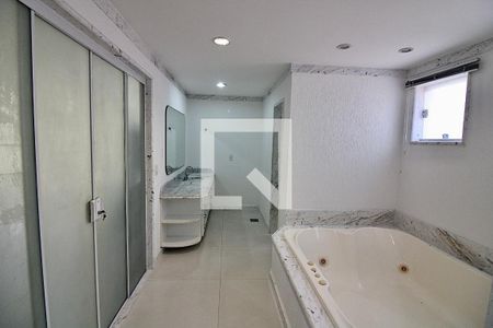 Casa de condomínio à venda com 1113m², 5 quartos e 4 vagas Casa de condomínio à venda com 1113m², 5 quartos e 4 vagasBanheiro da Suíte 1