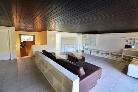 Casa de condomínio à venda com 1113m², 5 quartos e 4 vagas Casa de condomínio à venda com 1113m², 5 quartos e 4 vagasSala de TV