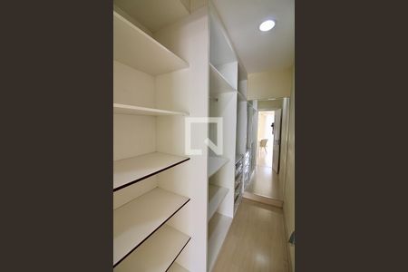 Casa de condomínio à venda com 1113m², 5 quartos e 4 vagas Casa de condomínio à venda com 1113m², 5 quartos e 4 vagasCloset da suíte 4