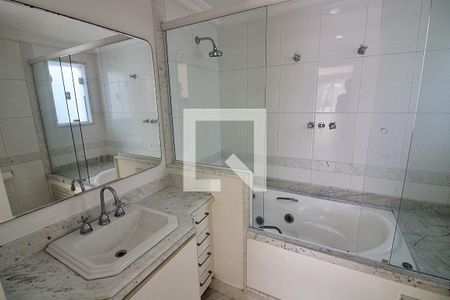 Casa de condomínio à venda com 1113m², 5 quartos e 4 vagas Casa de condomínio à venda com 1113m², 5 quartos e 4 vagasBanheiro da Suíte 4