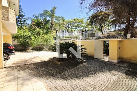 Casa de condomínio à venda com 1113m², 5 quartos e 4 vagas Casa de condomínio à venda com 1113m², 5 quartos e 4 vagasÁrea externa