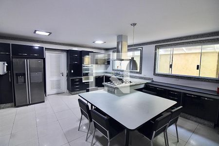 Casa de condomínio à venda com 1113m², 5 quartos e 4 vagas Casa de condomínio à venda com 1113m², 5 quartos e 4 vagasCozinha