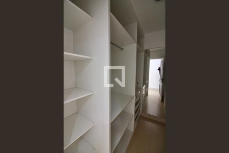 Casa de condomínio à venda com 1113m², 5 quartos e 4 vagas Casa de condomínio à venda com 1113m², 5 quartos e 4 vagasCloset da suíte 3