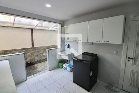 Casa de condomínio à venda com 1113m², 5 quartos e 4 vagas Casa de condomínio à venda com 1113m², 5 quartos e 4 vagasÁrea de Serviço