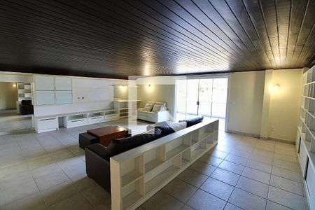 Casa de condomínio à venda com 1113m², 5 quartos e 4 vagas Casa de condomínio à venda com 1113m², 5 quartos e 4 vagasSala de TV