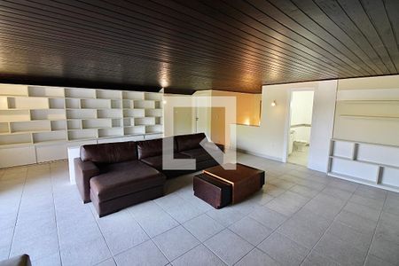 Casa de condomínio à venda com 1113m², 5 quartos e 4 vagas Casa de condomínio à venda com 1113m², 5 quartos e 4 vagasSala de TV