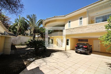 Casa de condomínio à venda com 1113m², 5 quartos e 4 vagas Casa de condomínio à venda com 1113m², 5 quartos e 4 vagasÁrea externa