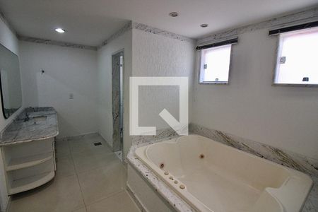 Casa de condomínio à venda com 1113m², 5 quartos e 4 vagas Casa de condomínio à venda com 1113m², 5 quartos e 4 vagasBanheiro da Suíte 1