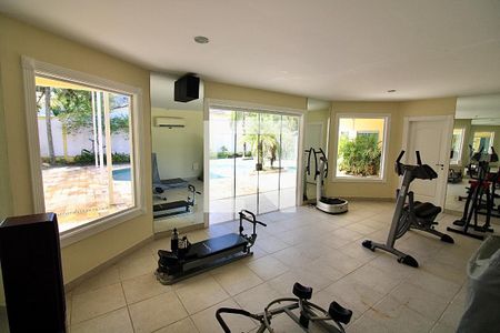 Casa de condomínio à venda com 1113m², 5 quartos e 4 vagas Casa de condomínio à venda com 1113m², 5 quartos e 4 vagasAcademia