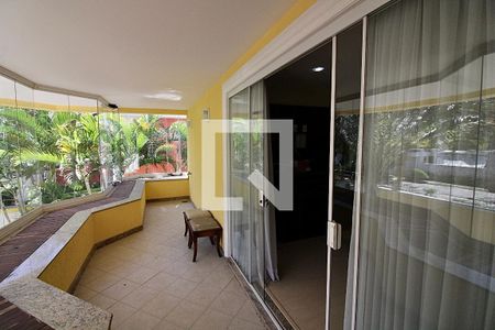 Casa de condomínio à venda com 1113m², 5 quartos e 4 vagas Casa de condomínio à venda com 1113m², 5 quartos e 4 vagasVaranda da Suíte 1