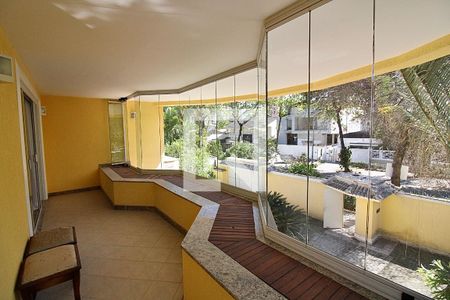 Casa de condomínio à venda com 1113m², 5 quartos e 4 vagas Casa de condomínio à venda com 1113m², 5 quartos e 4 vagasVaranda da Suíte 1