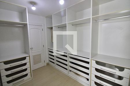 Casa de condomínio à venda com 1113m², 5 quartos e 4 vagas Casa de condomínio à venda com 1113m², 5 quartos e 4 vagasCloset da suíte 1