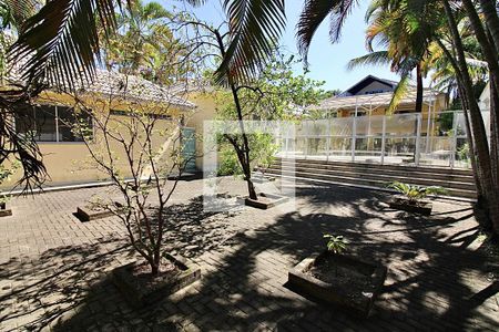 Casa de condomínio à venda com 1113m², 5 quartos e 4 vagas Casa de condomínio à venda com 1113m², 5 quartos e 4 vagasÁrea externa