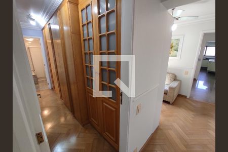Apartamento à venda com 200m², 5 quartos e 4 vagasVista closet quarto 3