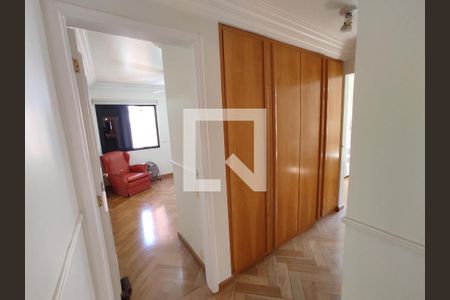 Apartamento à venda com 200m², 5 quartos e 4 vagasCorredor armários