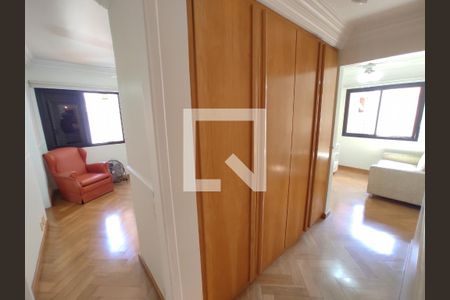 Apartamento à venda com 200m², 5 quartos e 4 vagasCorredor armários