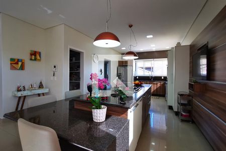 Casa de condomínio à venda com 585m², 5 quartos e 6 vagasSala