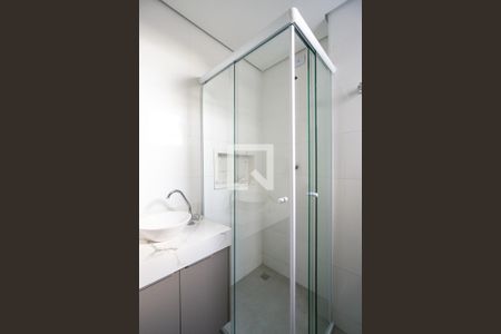 Banheiro social de kitnet/studio para alugar com 1 quarto, 24m² em Vila Santo Estevão, São Paulo