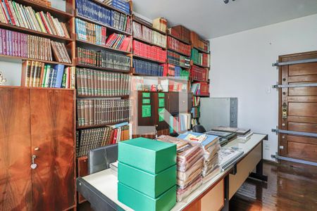 Casa à venda com 493m², 6 quartos e 3 vagasBiblioteca