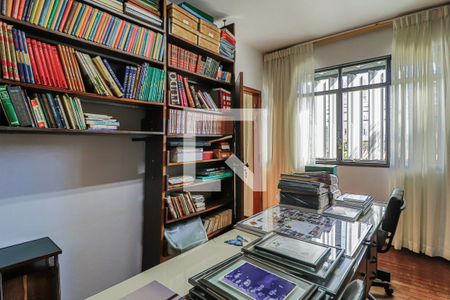Casa à venda com 493m², 6 quartos e 3 vagasBiblioteca
