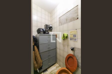 Casa à venda com 1050m², 4 quartos e 2 vagas Casa à venda com 1050m², 4 quartos e 2 vagasBanheiro de serviço