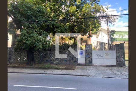 Casa à venda com 477m², 5 quartos e 3 vagas Casa à venda com 477m², 5 quartos e 3 vagasPortão de Entrada