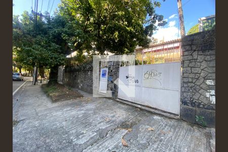 Casa à venda com 477m², 5 quartos e 3 vagas Casa à venda com 477m², 5 quartos e 3 vagasPortão de Entrada - Placa Adicionada