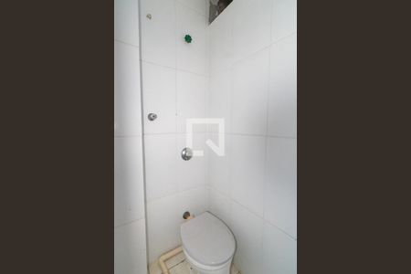 Banheiro de serviço de apartamento para alugar com 2 quartos, 56m² em Saúde, São Paulo
