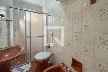 Banheiro de apartamento para alugar com 1 quarto, 50m² em Jardim Las Palmas, Guarujá
