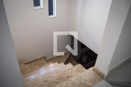 Casa à venda com 165m², 3 quartos e 2 vagasEscada