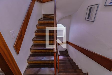 Casa à venda com 235m², 3 quartos e 1 vaga Casa à venda com 235m², 3 quartos e 1 vagaEscada