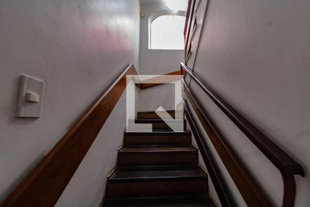 Casa à venda com 235m², 3 quartos e 1 vaga Casa à venda com 235m², 3 quartos e 1 vagaEscada