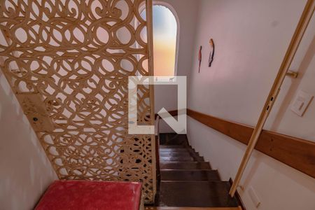 Casa à venda com 235m², 3 quartos e 1 vaga Casa à venda com 235m², 3 quartos e 1 vagaEscada