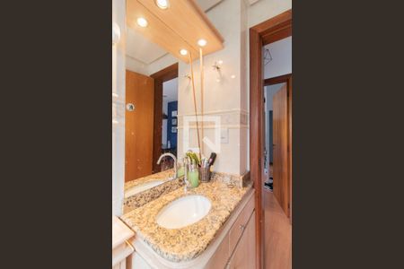 Banheiro de apartamento à venda com 2 quartos, 63m² em Azenha, Porto Alegre