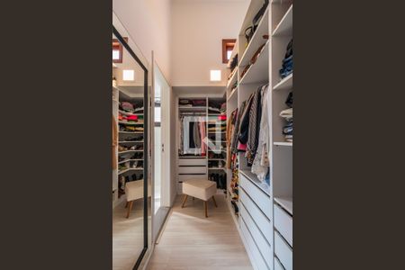 Casa de condomínio à venda com 246m², 4 quartos e 4 vagasSuíte