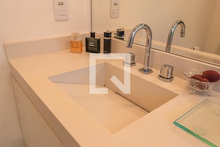 Casa de condomínio à venda com 246m², 4 quartos e 4 vagasBanheiro da Suíte