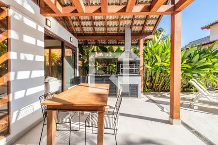 Casa de condomínio à venda com 246m², 4 quartos e 4 vagasÁrea Externa