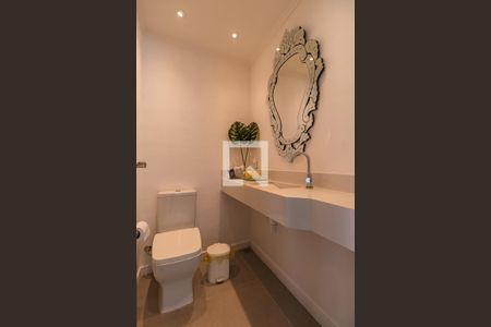 Casa de condomínio à venda com 246m², 4 quartos e 4 vagasLavabo