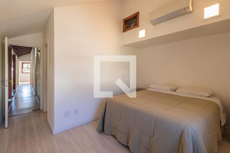 Casa de condomínio à venda com 246m², 4 quartos e 4 vagasSuíte