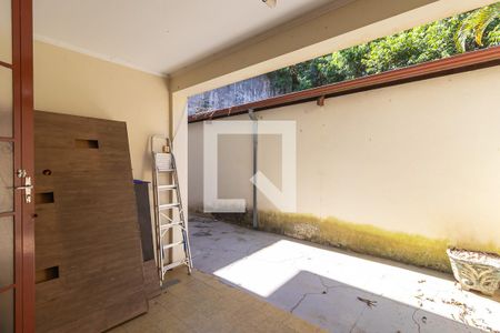 Casa à venda com 300m², 6 quartos e 4 vagas Casa à venda com 300m², 6 quartos e 4 vagasQuintal