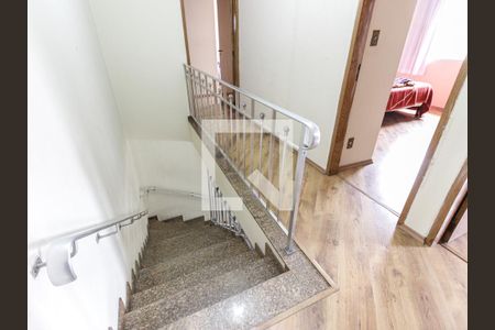 Casa à venda com 250m², 4 quartos e 3 vagas Casa à venda com 250m², 4 quartos e 3 vagasEscada