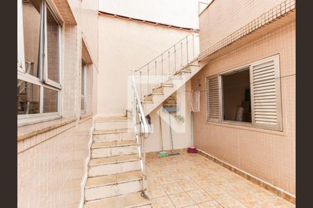 Casa à venda com 250m², 4 quartos e 3 vagas Casa à venda com 250m², 4 quartos e 3 vagasQuintal - Escada