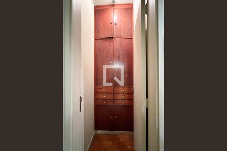 Apartamento à venda com 257m², 4 quartos e 2 vagas Apartamento à venda com 257m², 4 quartos e 2 vagasAdega