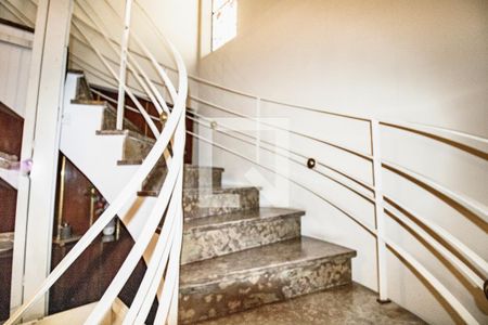 Escada de acesso ao piso superior - detalhe piso italiano  de casa à venda com 5 quartos, 380m² em Planalto Paulista, São Paulo