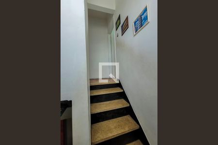 Casa à venda com 156m², 3 quartos e 2 vagas Casa à venda com 156m², 3 quartos e 2 vagasEscada