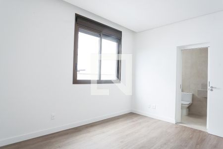 Casa de condomínio à venda com 329m², 4 quartos e 4 vagasSuíte 2